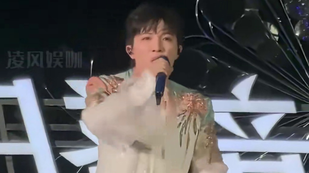 为何镜头对周深下半身“避之不及”？本以为造型问题，得知真相原谅我差点笑出鹅叫#周深  #张杰  #薛