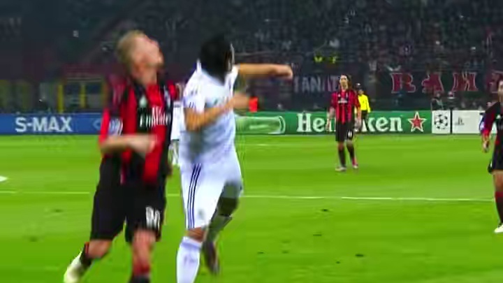 为何他总被低估？ 绿茵“魔术师”的过人哲学与传球密码！
#足球魔术师  #中场大师  #厄齐尔  #