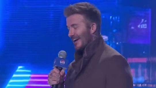 贝克汉姆爱吃中国的麻辣火锅，还热爱中国传统文化书法太极。#贝克汉姆