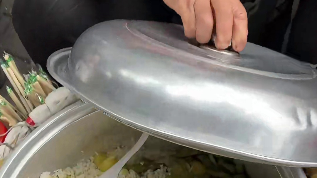 背篓洋芋箜饭 重庆街头背篓洋芋箜饭配上剁辣椒和外婆菜谁懂有多香