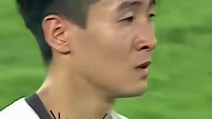 韦世豪撞人犯规吃到黄牌