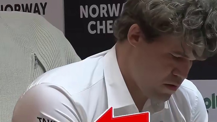 卡尔森居文君，下棋♟碰碰车瞬间
#职场搞笑 #国际象棋 #卡尔森 #居文君 #挪威大奖赛