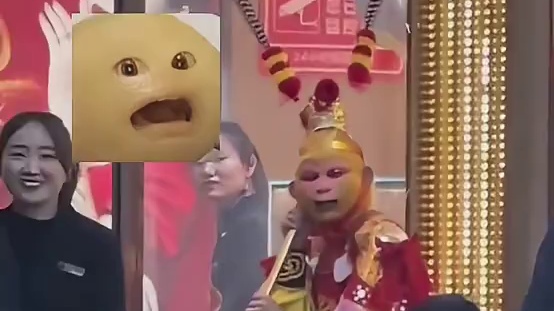 想起几周前，我cos永恩去漫展，旁边还有一个永恩