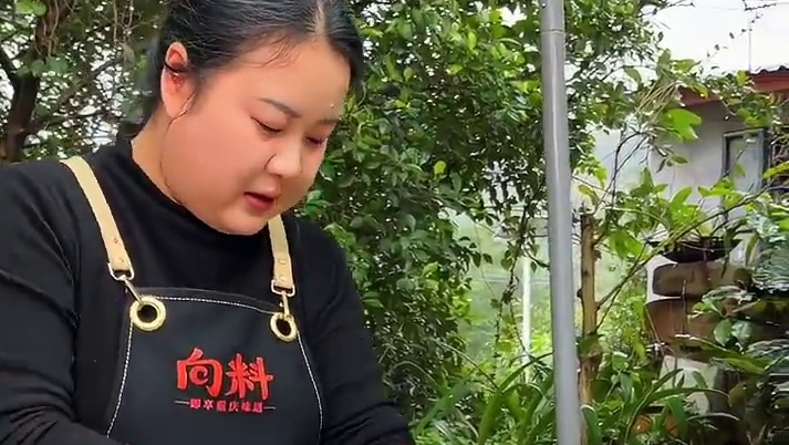 昨天炒了一大锅肥肠，巴适得板！#农村美食 #我的乡村生活 #农村柴火灶 #乡村大锅煮出人间美味 #家