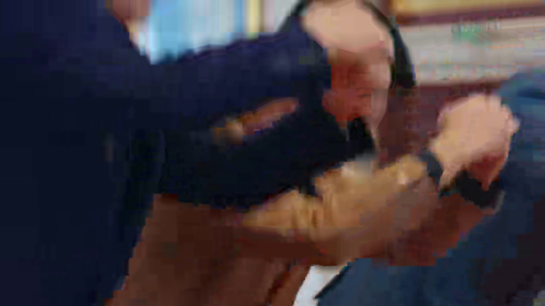 战神儿子和首富父亲互相隐瞒身份 却因为各大世家的凌辱打压，先后在寿宴、加冕仪式上，父子联手惩恶扬善。