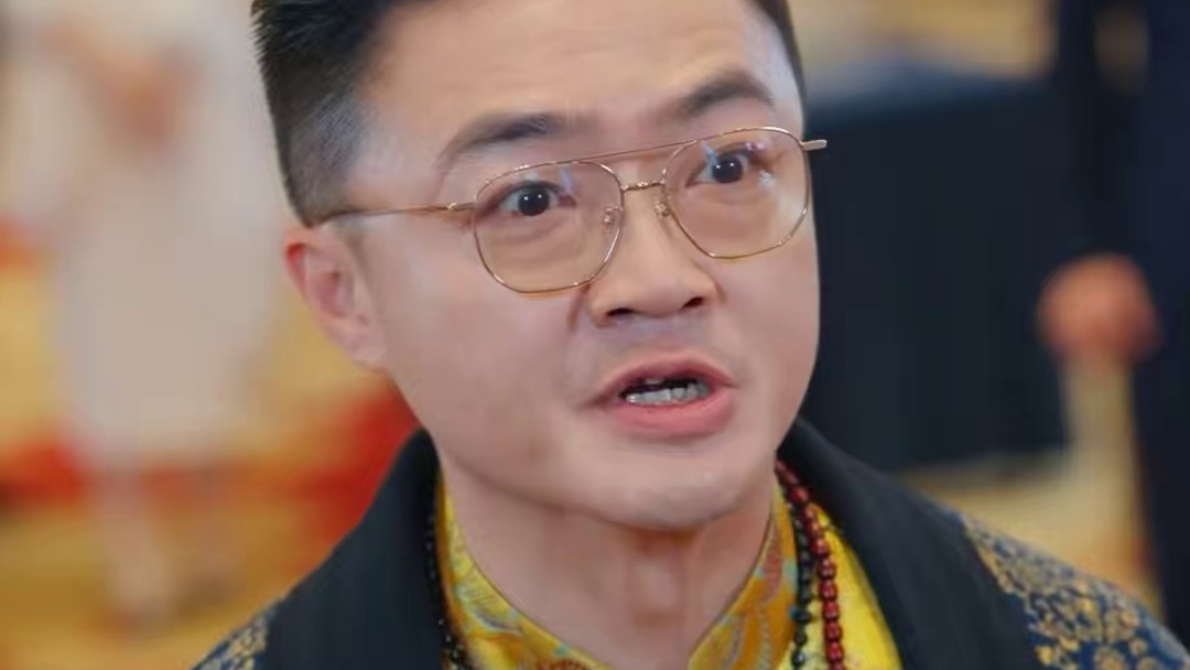 战神儿子和首富父亲互相隐瞒身份 却因为各大世家的凌辱打压，先后在寿宴、加冕仪式上，父子联手惩恶扬善。