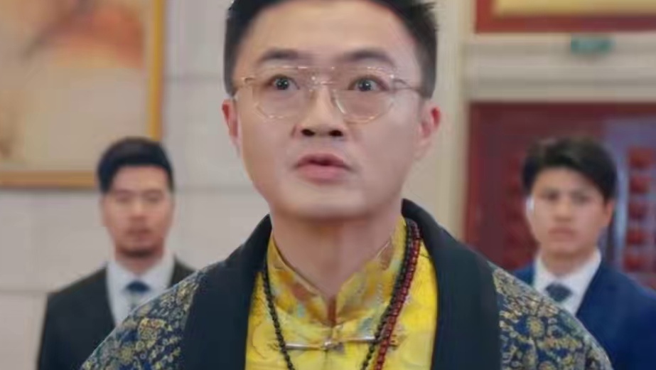 战神儿子和首富父亲互相隐瞒身份 却因为各大世家的凌辱打压，先后在寿宴、加冕仪式上，父子联手惩恶扬善。