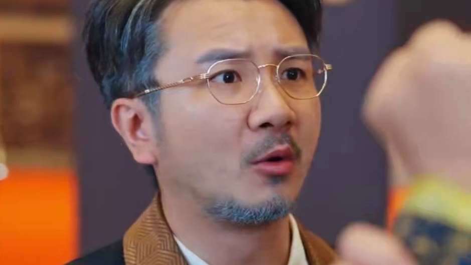 战神儿子和首富父亲互相隐瞒身份 却因为各大世家的凌辱打压，先后在寿宴、加冕仪式上，父子联手惩恶扬善。