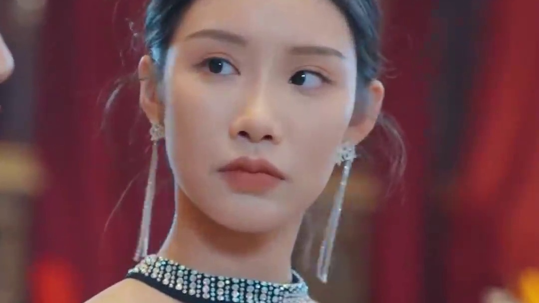 战神儿子和首富父亲互相隐瞒身份 却因为各大世家的凌辱打压，先后在寿宴、加冕仪式上，父子联手惩恶扬善。