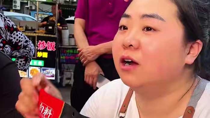 中午才吃了自助餐的帅哥带着兄弟伙来挑战7两豌杂面，这碗根根挂汁的豌杂面看着都流口水啊！#美食  #挑