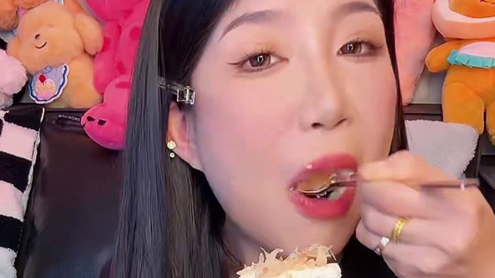 又吃小甜品咯#这也太好吃了 #星巴克甜品 #甜品美食 #蛋糕 #太好吃了