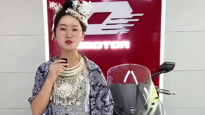 #QJMOTOR #高考加油 
年年又岁岁，寒窗苦功读，夏日丽六月，美妙好时光。日月匆匆过，金榜把名