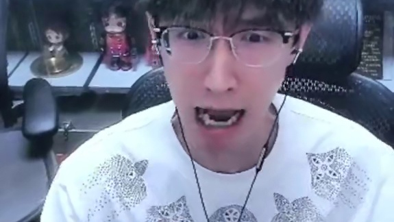 人体炸弹蔡哥化身自爆兵！ 