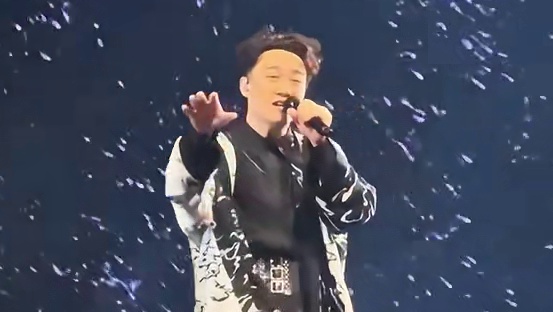 陈奕迅2025北京演唱会彩排
现场演唱新歌，瞬间点燃歌迷热情 #陈奕迅 #演唱会 #绝情晃一杯 #神