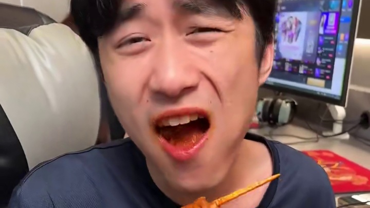 这个湖南的爆辣烤面筋太好吃了！外酥里嫩爆辣过瘾，爱吃辣的一定不要错过了#妈呀太香了 #辣条 #吃货必