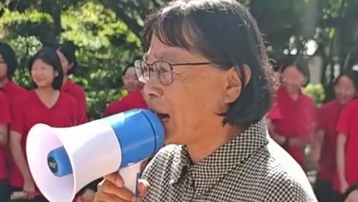 张桂梅陪考生最后一次课间操时跟着一起舞动，她却向孩子们隐瞒了这个秘密……