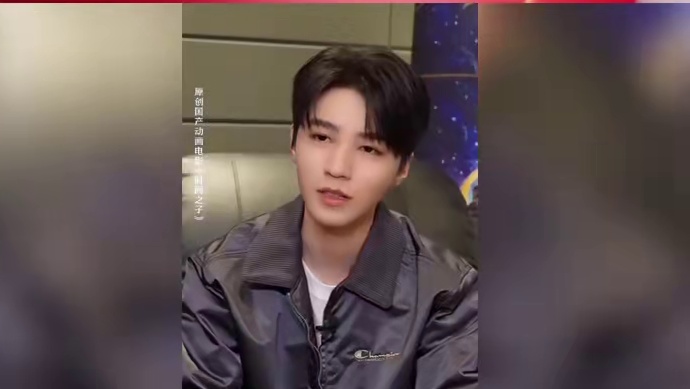 当细节控演员#王俊凯  遇上强迫症角色“十七”，小凯别不承认自己没有强迫症，当年理话筒线的视频可都给