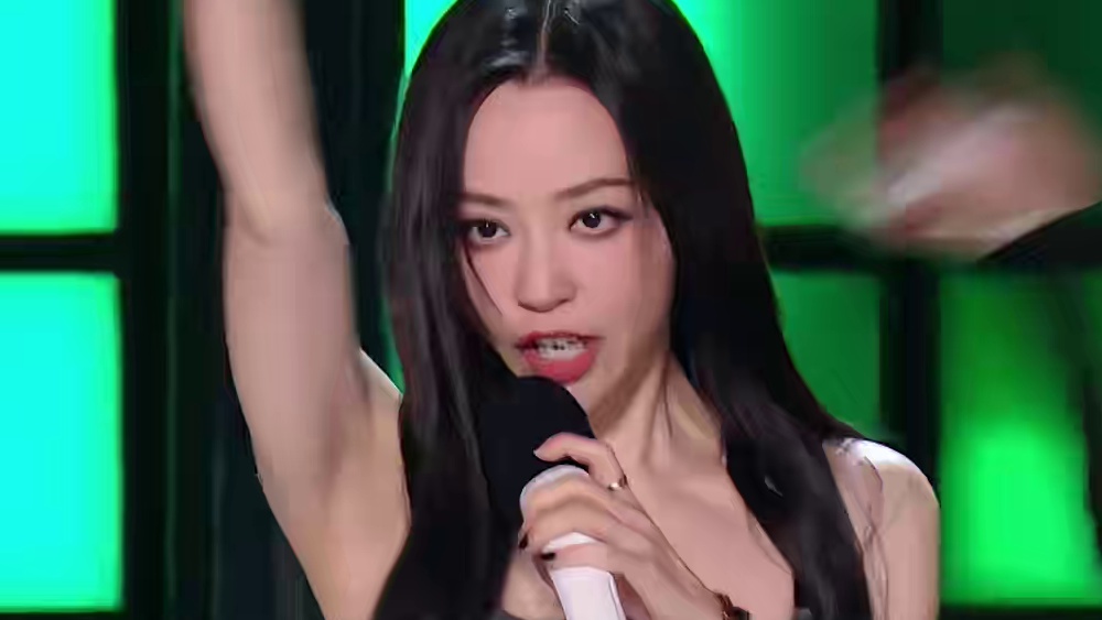 #张靓颖上一秒唱歌下一秒踹我  姐姐又一名场面诞生！#亚洲新声 #张靓颖