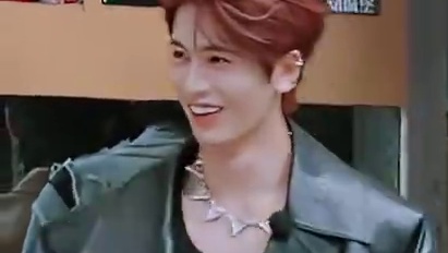 张凌赫一把把金靖护在怀里！ #开始推理吧3 #张凌赫 #金靖