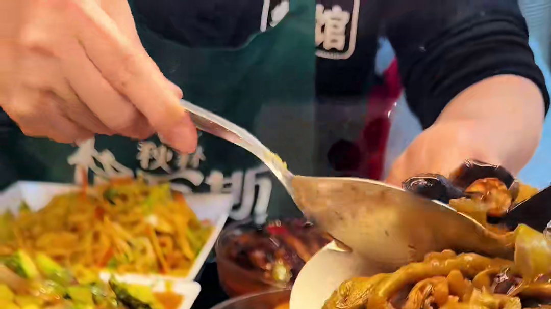 哈尔滨最贵地下快餐嘎贵却黑稀弄胶粘齁咸 四个大铁盆