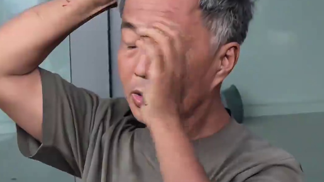 流浪大师沈巍 让陌生人住他家，新手机被人偷了，很难过 #沈巍 #流浪大师 #我要流量