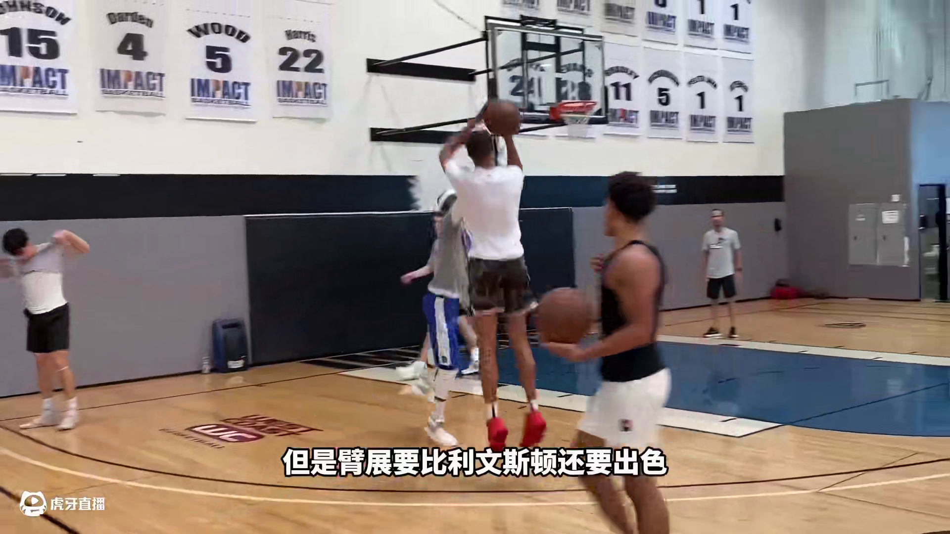 高个控卫的荣光！哈里伯顿的体测数据有多接近利文斯顿？