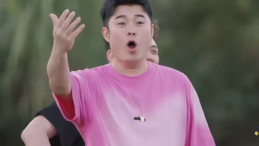 陈赫邓超两卧龙凤雏，一个接球，一个翻译，笑飞了