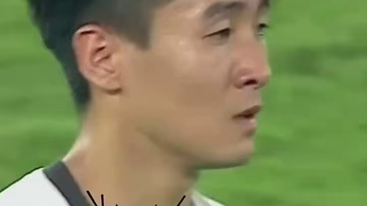 韦世豪撞人犯规吃到黄牌