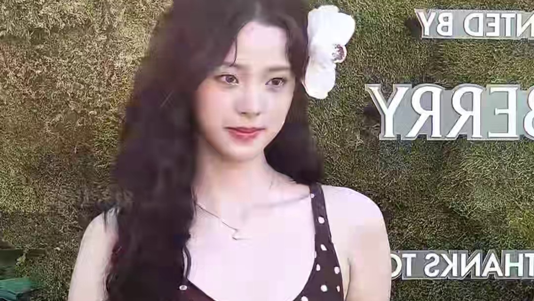 三亚红毯谁扛住了“怼脸拍”？佟丽娅扮嫩，张婧仪零瑕疵，宋佳素颜杀出圈#宋佳 #佟丽娅 #张婧仪  #