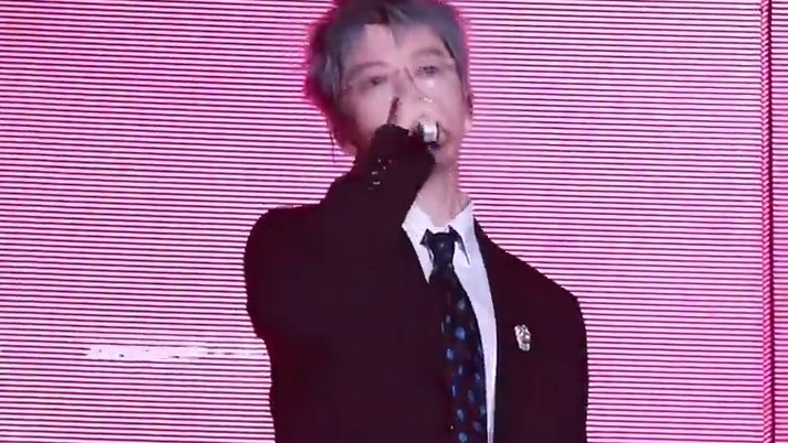 "他不爱我，但他赢走了我的心" #王栎鑫#他不爱我#现场版live#王栎鑫X巡回演唱会