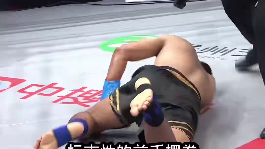 中国小伙开局仅20秒就被击倒！台下老外激动尖叫，随后痛苦不堪