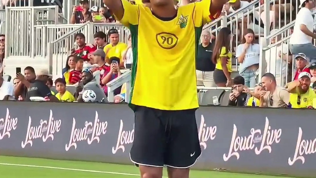 青春不再！45岁足球精灵#小罗 慈善赛连续牛尾巴过人戏耍梅西的保镖 依旧潇洒自如#足球的魅力#罗纳尔