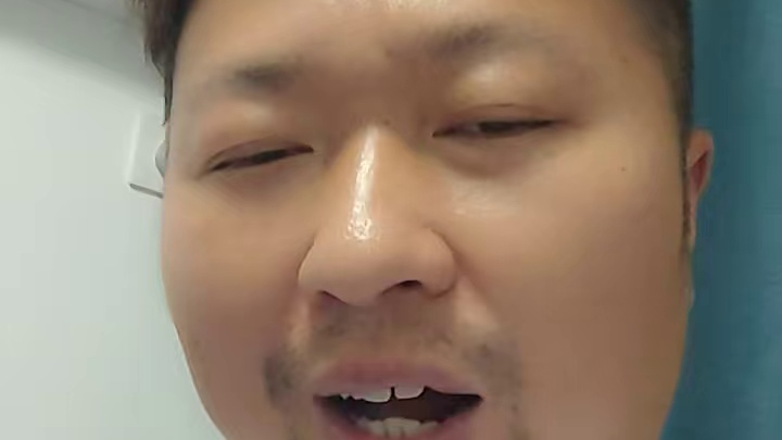 比亚迪李云飞在重庆汽车论坛上的发言，欢迎同行“比技术、拼产品、拼服务”。