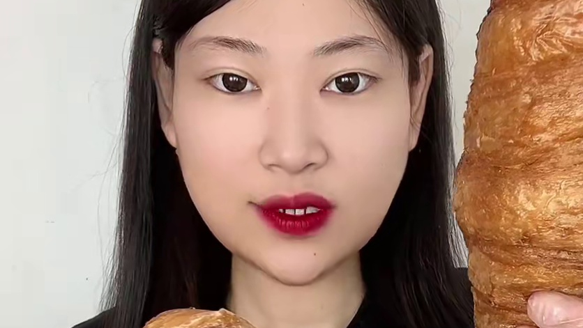 #爆浆牛角包 #脆皮慕斯蛋糕 有两种口味 生巧斑斓椰子  用的纯可可脂巧克力 动物奶油 口感丰富 超