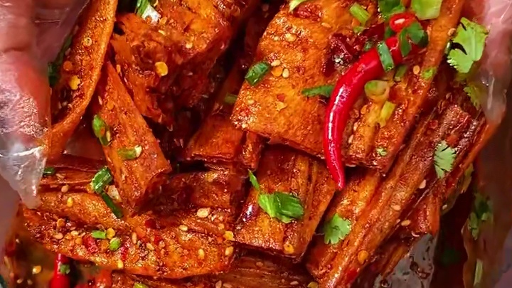 没来过湖南的宝子！一定要尝尝这个湖南的爆辣手撕豆皮，香香辣辣很好吃！#好吃到停不下来 #追剧小零食 