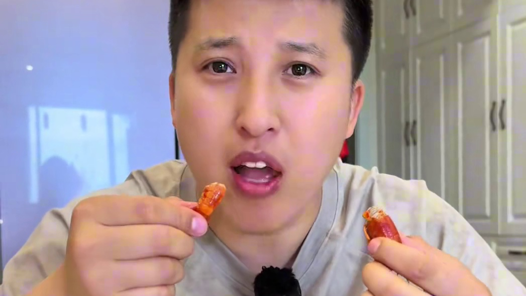 线上挑战线下，这都可以把小龙虾当瓜子嗑了#被龙虾大军包围了#在家吃锅圈不止省一半#有锅圈永远龙虾自由