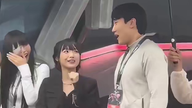 谁懂啊！良小伞和树奈奈线下开黑，配合时满眼信任，solo时互宠互怼，连主持人都忍不住化身“嗑CP前线