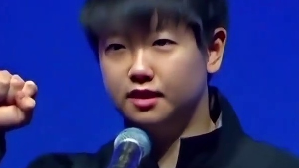 2025乒超联赛！孙颖莎代表运动员宣誓！现场尖叫声不断！一下场莎莎就给队友提供情绪价值啊！