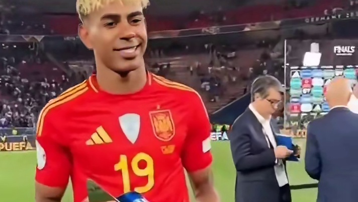 西班牙足球英雄，场上闪耀的19号！#足球