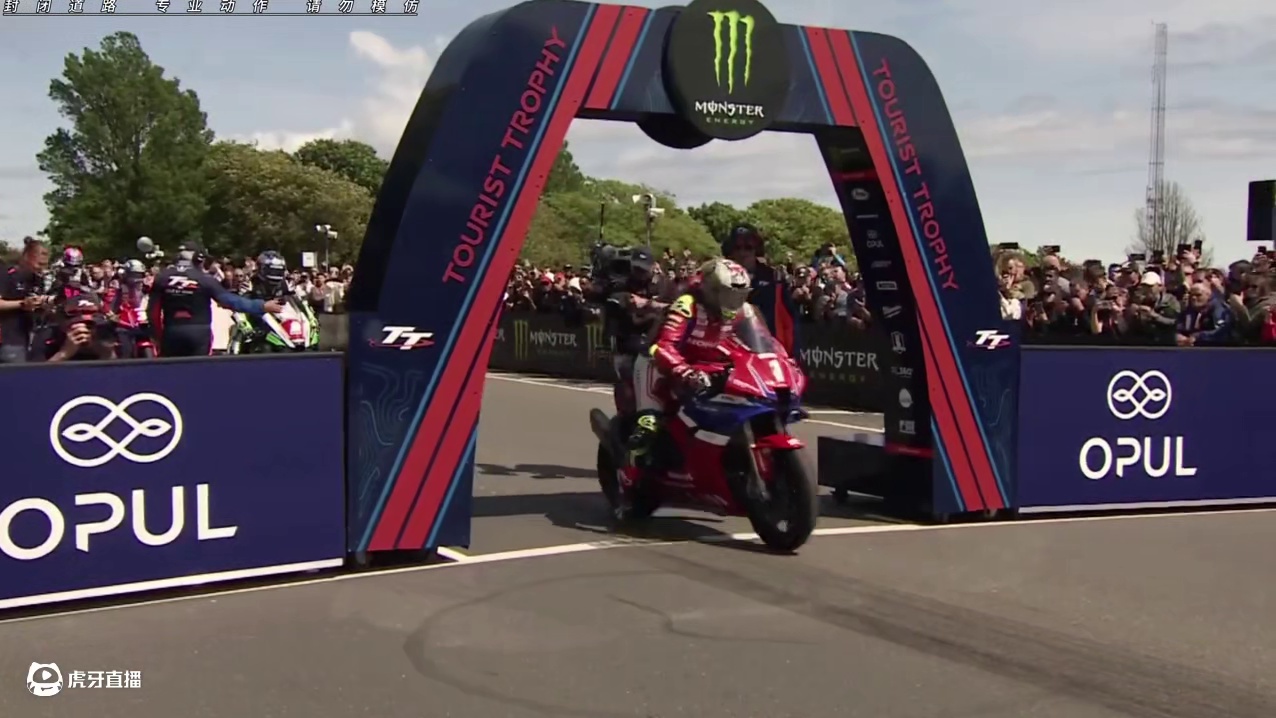 感受一下2025曼岛tt大神，撕裂般的咆哮与飞快的速度过弯瞬间！简直太炸裂了……#2025曼岛tt 