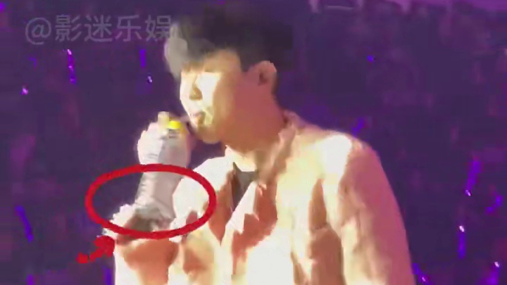 为何林俊杰演唱会只喝无包装水？看到自带保温杯的玲花，才懂暗自博弈#林俊杰 #玲花 #单依纯 #娱乐评