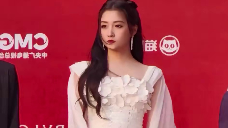 为何关晓彤穿短裙不怕走光？看到赵露思的有恃无恐，才懂防患于未然#赵露思 #关晓彤 #娱乐评论大赏 #