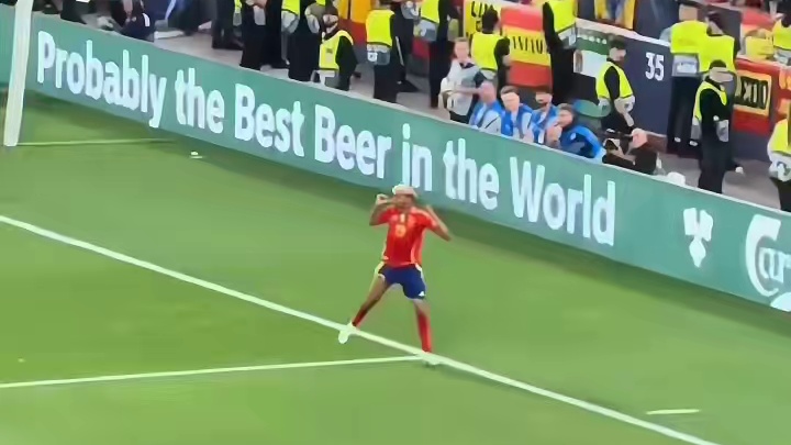 亚马尔小角度捅射破门上演梅开二度