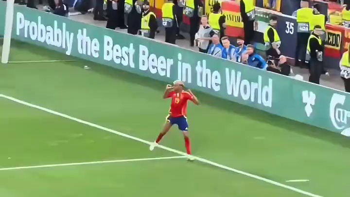 亚马尔小角度捅射破门上演梅开二度