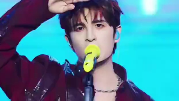 “来 你看着我的眼睛说 你从没爱过我” #张远#看着我的眼睛说#现场版live#张远白巡回演唱会