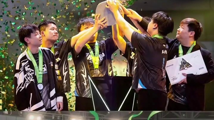 半山腰总是挤的 得去山顶看一看#穿越火线 #白鲨Ayom