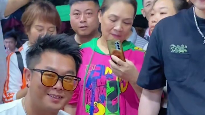 湖南帅哥打破八戒的纪录，狂赚10箱螺蛳粉！#螺蛳粉