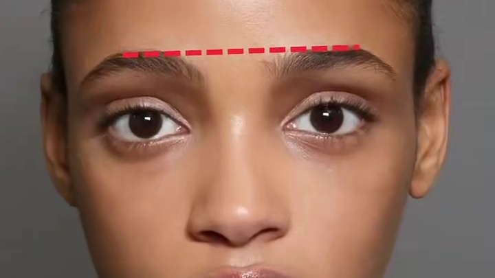 你面部不对称的真正原因是什么？ 这可能不是因为你偏向一侧睡觉用枕头，也不是因为你咀嚼方式不对。
我们