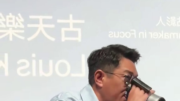 为何单依纯演唱会只喝自带水？看到刘涛倒转瓶身，才知是与主办方的商业拉锯战#单依纯 #华晨宇 #谢霆锋