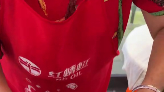 重庆校门口的爆辣酸辣粉！4元一碗酸辣过瘾好安逸‼️#美食 #路边摊美味 #内容启发搜索 #特色小吃 